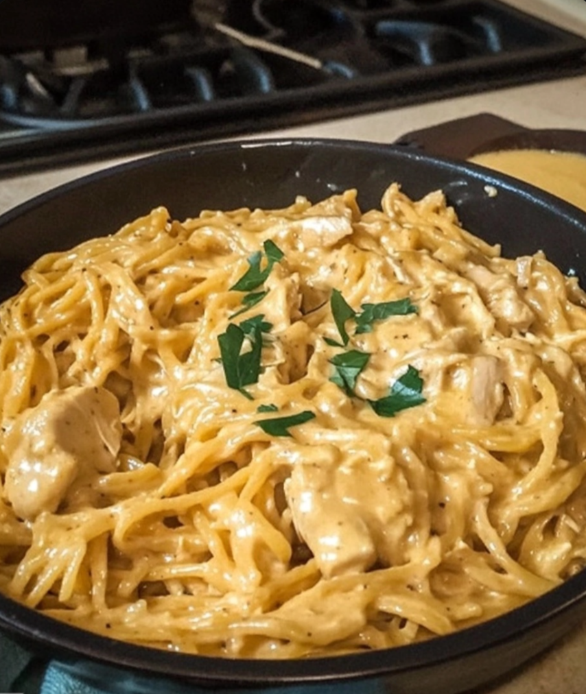 Simple and Creamy One-Pot Chicken Spaghetti 🍝🍗