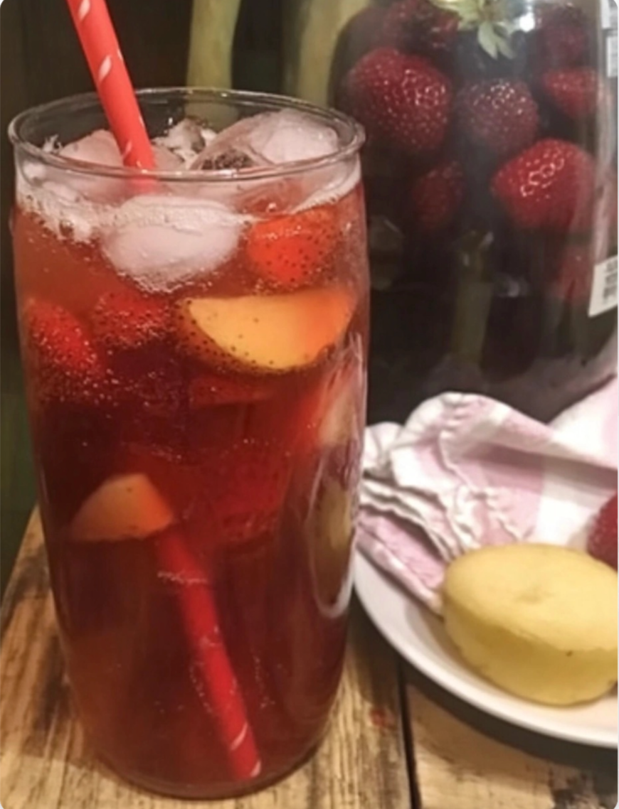 Refreshing Southern style STRAWBERRY SWEET TEA!