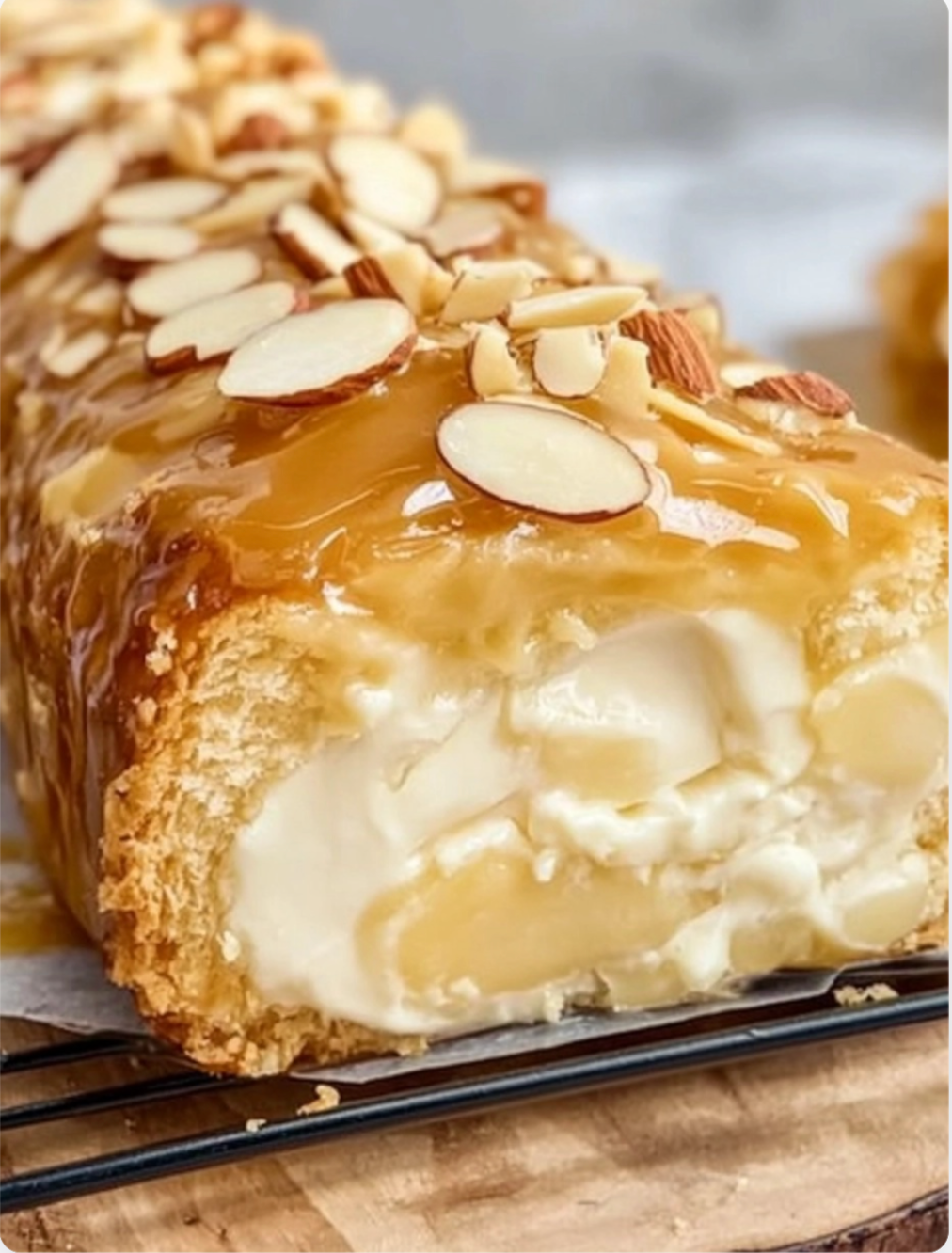 Bienenstich Biskuitrolle