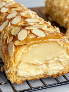 Bienenstich Biskuitrolle