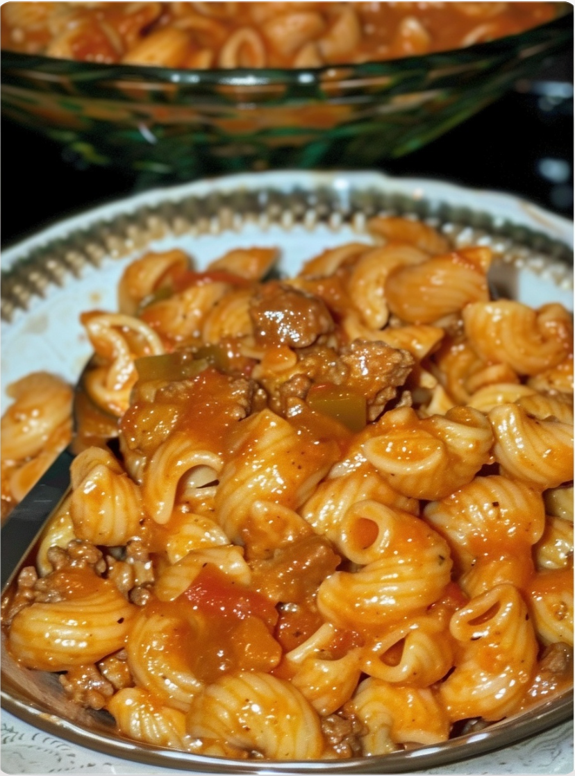 Macaroni with beef, peppers, onions in cheesy tomato sauce