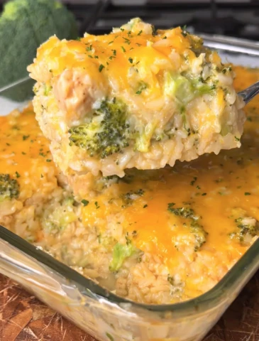 Yummy Broccoli Rice Chicken Cheese Casserole