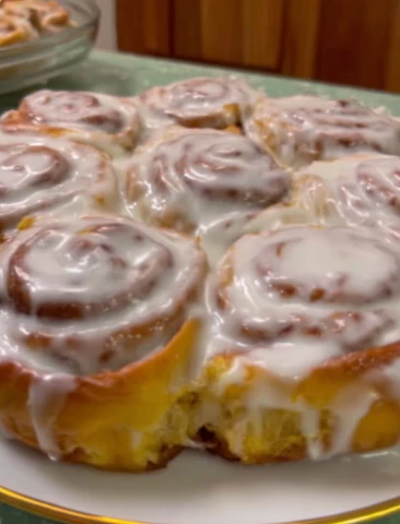 Yummy Peach Cheesecake Cinnamon Rolls