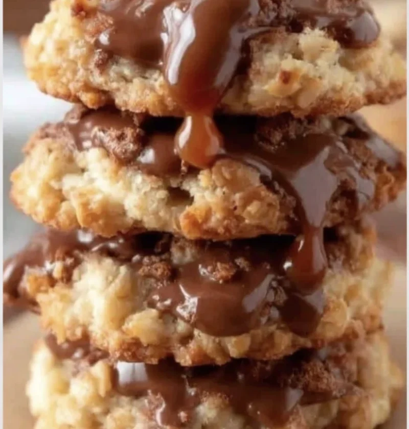 Gooey Chocolate Caramel Crumble Cookies